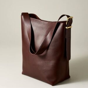 Madewell Essential Bucket Tote in Chocolate Raisin